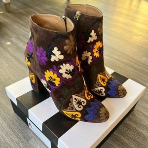 Super rare and beautiful embroidered suede Booties 💋
